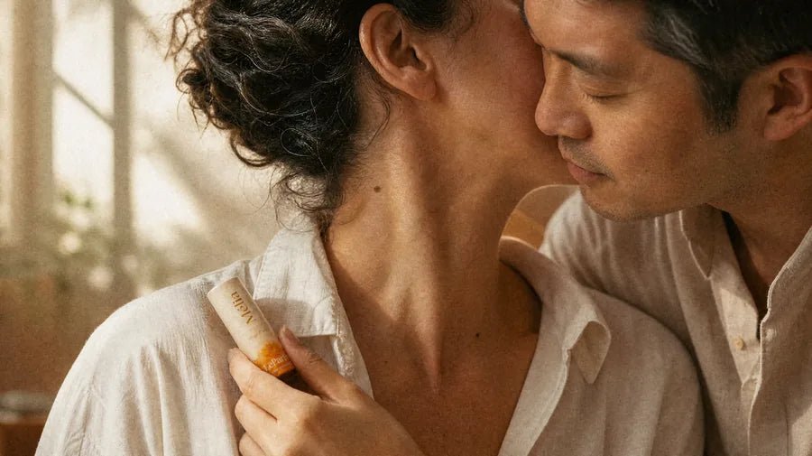 Une personne s'approche du cou d'une autre pour sentir son parfum
