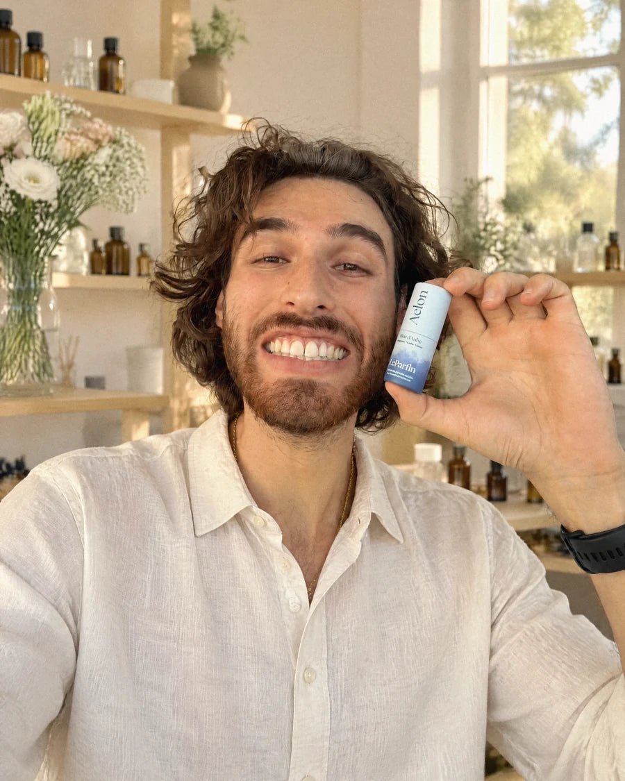 Maxime, fondateur de LeParfin, dans son atelier de parfumerie