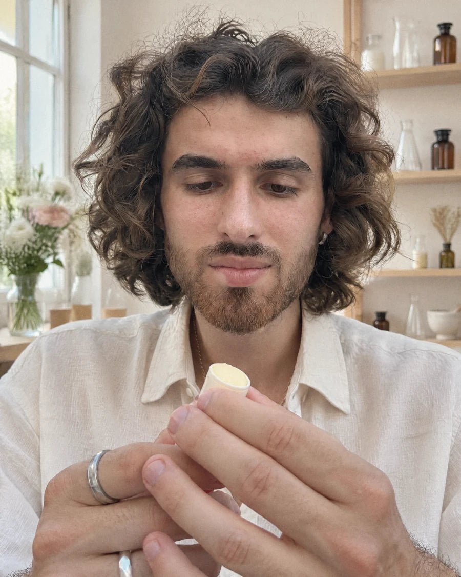 Maxime ouvre un stick LeParfin dans un atelier de parfumerie